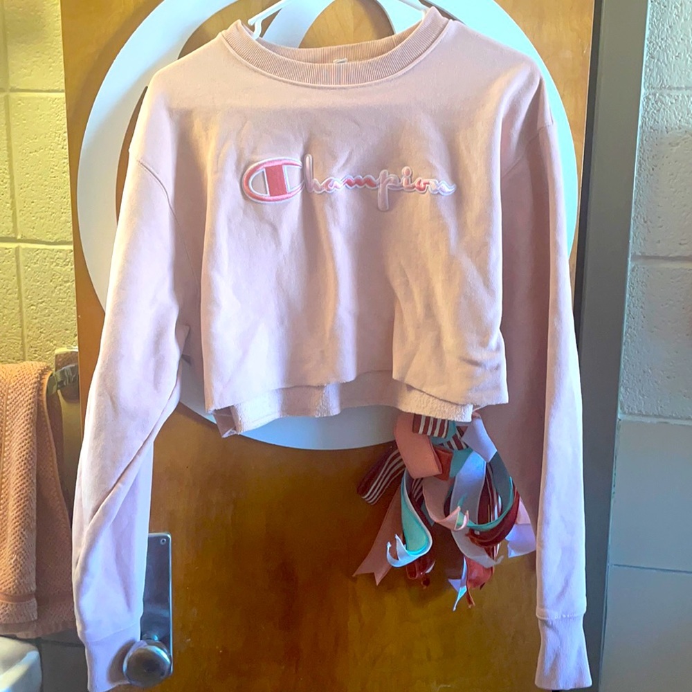 Champion cropped light pink crew neck with pink champion logo embroidery